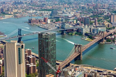 New York City, New York, ABD 'deki Brooklyn Köprüsü ve Manhattan Köprüsü panoramik hava görüntüsü