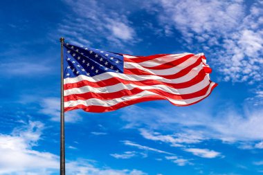 ABD bayrağı güzel bulutlarla gökyüzüne doğru dalgalanıyor