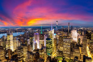 New York City, New York, ABD 'de günbatımında Manhattan' ın panoramik hava manzarası