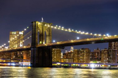 Brooklyn Köprüsü ve Manhattan şehir merkezinin panoramik gece görüntüsü New York City, ABD 'de gün batımından sonra