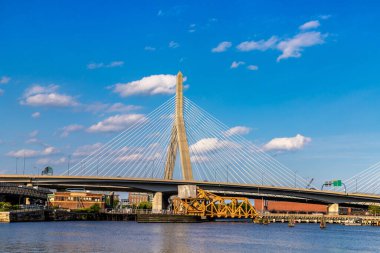 Zakim Köprüsü Boston, Massachusetts 'te güneşli bir günde, ABD