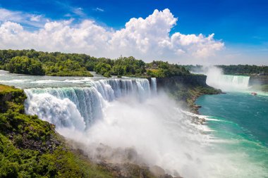 Amerika 'nın Niagara Şelalesi' ndeki Amerikan Şelalesi manzarası