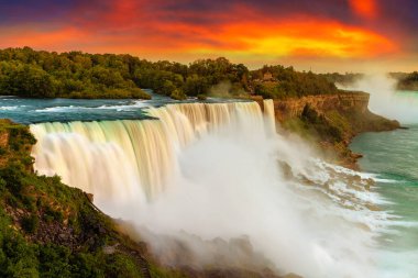 Amerika 'nın Niagara Şelalesi' ndeki Amerikan Şelalesi manzarası
