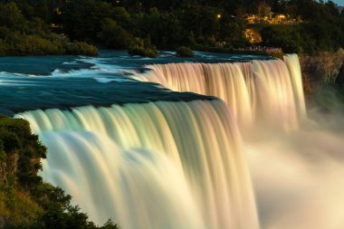Amerika 'nın Niagara Şelalesi' ndeki Amerikan Şelaleleri 'nin gece manzarası.