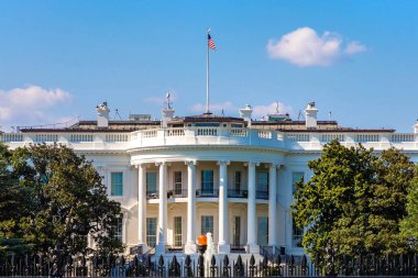 Washington 'daki Beyaz Saray güneşli bir günde, ABD