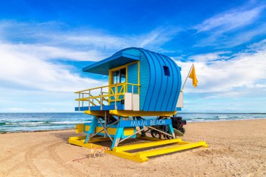Güney sahilinde cankurtaran kulesi, güneşli bir günde Miami Sahili, Florida