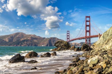 Golden Gate Köprüsü, San Francisco, Kaliforniya 'daki Marshall plajından görüldü.