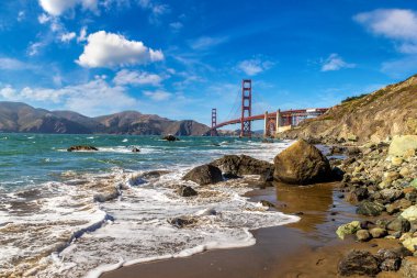 Golden Gate Köprüsü, San Francisco, Kaliforniya 'daki Marshall plajından görüldü.