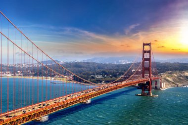 San Francisco 'daki Golden Gate Köprüsü' nün günbatımında panoramik görüntüsü, Kaliforniya, ABD