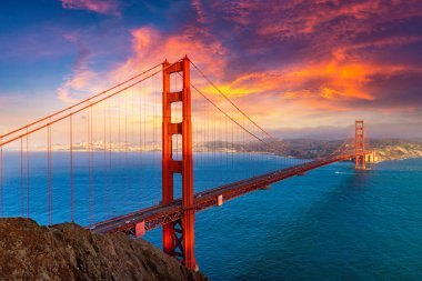 Golden Gate Köprüsü 'nün San Francisco, California, ABD' de günbatımında panoramik görüntüsü