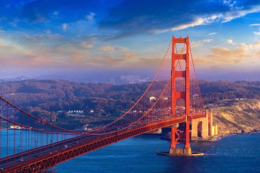 Golden Gate Köprüsü 'nün San Francisco, California, ABD' de günbatımında panoramik görüntüsü