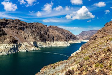 Colorado nehri. Mead Gölü 'ndeki uçurumda alçak su seviyesi şeridi. Nevada ve Arizona sınırındaki Hoover Barajı manzaralı, ABD