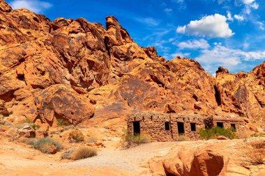 Nevada, ABD 'de, güneşli bir günde Ateş Vadisi Parkı' ndaki eski kulübeler.