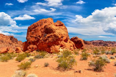 Seven Sisters, Nevada, ABD 'de güneşli bir günde Ateş Vadisi Parkı' nda sallanıyor.