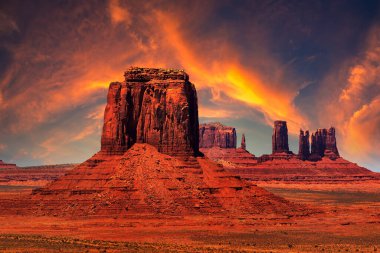 Arizona, ABD 'de muhteşem günbatımında Anıt Vadisi