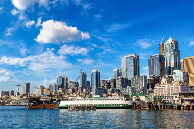 Elliott Körfezi 'ndeki Seattle manzarasının panoramik görüntüsü güneşli bir günde, Washington, ABD