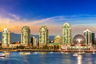 Vancouver, Kanada 'da günbatımında panoramik hava manzarası ve sahte dere