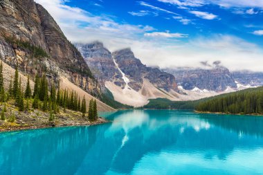 Moraine Gölü 'nün panoramik manzarası, Kanada Banff Ulusal Parkı