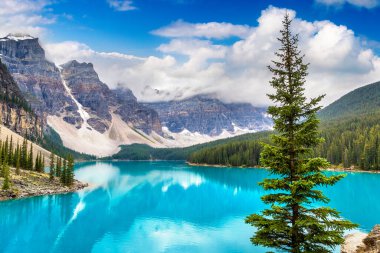 Moraine Gölü 'nün panoramik manzarası, Kanada Banff Ulusal Parkı