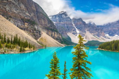 Moraine Gölü 'nün panoramik manzarası, Kanada Banff Ulusal Parkı