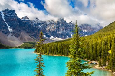 Moraine Gölü 'nün panoramik manzarası, Kanada Banff Ulusal Parkı