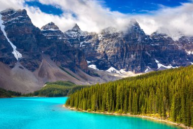 Moraine Gölü 'nün panoramik manzarası, Kanada Banff Ulusal Parkı