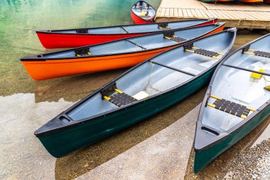 Moraine Gölü 'ndeki Kanolar, Kanada Banff Ulusal Parkı
