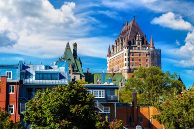 Eski Quebec City, Kanada 'daki Frontenac Şatosu' nun (Fairmont Le Chateau Frontenac) panoramik manzarası