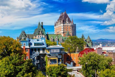 Eski Quebec City, Kanada 'daki Frontenac Şatosu' nun (Fairmont Le Chateau Frontenac) panoramik manzarası