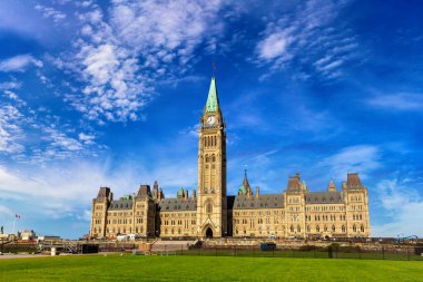 Kanada Parlamentosu 'nun Ottawa' daki Parlamento tepesinde güneşli bir günde, Kanada