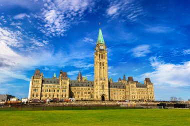Kanada Parlamentosu 'nun Ottawa' daki Parlamento tepesinde güneşli bir günde, Kanada