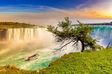 Niagara Şelaleleri, At nalı Şelaleleri ve Niagara Şelaleleri, Ontario, Kanada 'da gün batımında tekne turları.