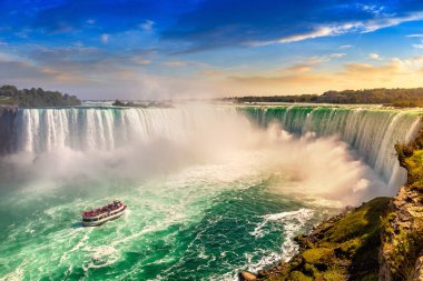 Kanada 'da Niagara Şelalesi, Horseshoe Şelalesi ve Niagara Şelalesi, Ontario, Kanada' da gün batımında tekne turu.
