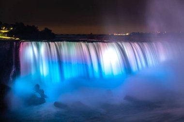 Kanada 'da Niagara Şelalesi' nin yan manzarası, Niyagara Şelalesi 'nde geceleyin Horseshoe Şelalesi, Ontario, Kanada