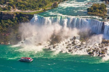 Kanada 'nın Niagara Şelalesinin panoramik hava manzarası, Niagara Şelalesi, Ontario, Kanada' da güneşli bir günde