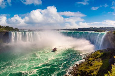 Kanada 'da Niagara Şelaleleri, At nalı Şelaleleri ve Niagara Şelaleleri, Ontario, Kanada' da güneşli bir günde tekne turları