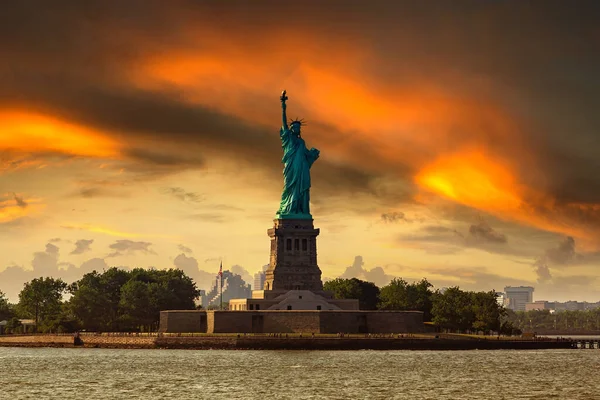 Socha Svobody Při Západu Slunce New Yorku Usa — Stock fotografie