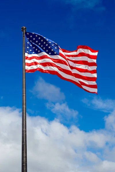 Usa Vlag Zwaaiend Tegen Hemel Met Prachtige Wolk — Stockfoto