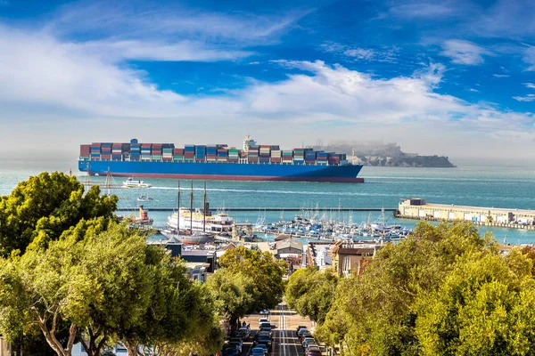 Εμπορευματικό Πλοίο Μεταφοράς Εμπορευματοκιβωτίων Κατά Του Νησιού Αλκατράζ Στο Σαν — Φωτογραφία Αρχείου
