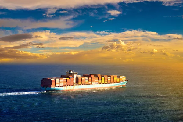 Εμπορευματικό Πλοίο Εμπορευματοκιβωτίων Φόντο Ηλιοβασίλεμα Στον Ωκεανό — Φωτογραφία Αρχείου
