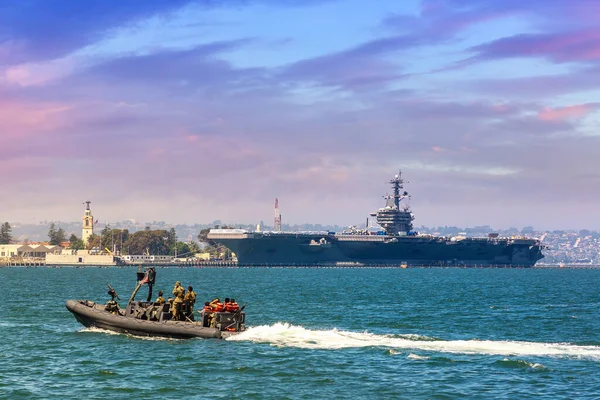 Marine Basis Marine Bewaker Boot Patrouille Tegen Moderne Nucleaire Vliegdekschip — Stockfoto