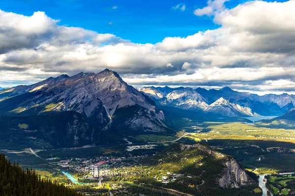 Banff Ulusal Parkı Ndaki Bow Valley Deki Banff Şehrinin Panoramik — Stok fotoğraf