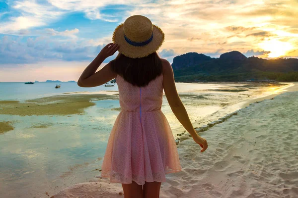 Brünette Frau Bei Sonnenuntergang Tropischen Strand — Stockfoto