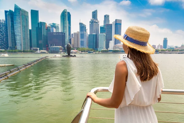 Женщина Путешественник Глядя Красивый Сингапур Городской Пейзаж Солнечный День — стоковое фото