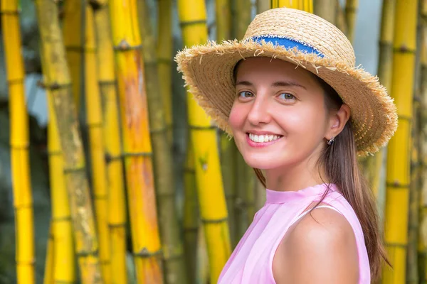 Giovane Bella Donna Posa Contro Grande Foresta Bambù — Foto Stock