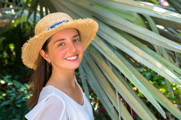 Giovane Bella Donna Posa Tra Grandi Foglie Palma Tropicale — Foto Stock