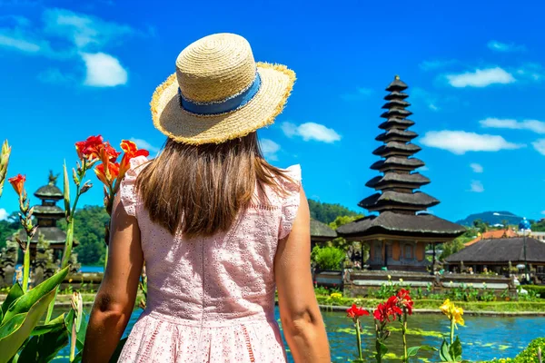 Endonezya, Bali 'deki bir gölde Pura Ulun Danu Beratan Bedugul Tapınağı' nda kadın gezgin.