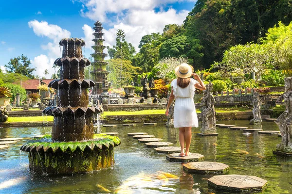 Žena Cestovatel Bílých Šatech Slaměný Klobouk Chrámu Taman Tirtagangga Bali — Stock fotografie