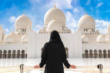 Abu Dabi, Birleşik Arap Emirlikleri 'ndeki Şeyh Zayed Büyük Camii' nde güzel bir kadın Arap kıyafeti giyiyor.