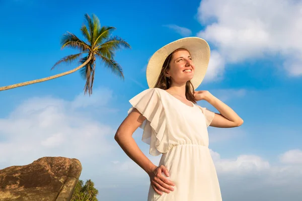 Портріат Молодої Красивої Жінки Капелюсі Білій Сукні Перебуває Тропічному Пляжі — стокове фото